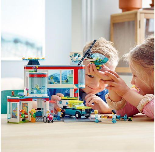 Actual product image LEGO Hospital (60330, LEGO City)