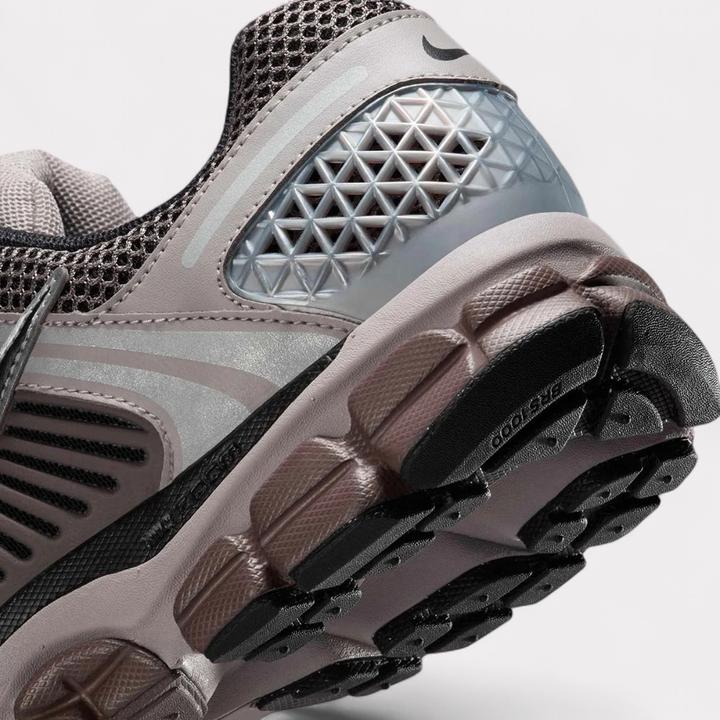 Immagine prodotto Nike Zoom Vomero 5 (40.5)