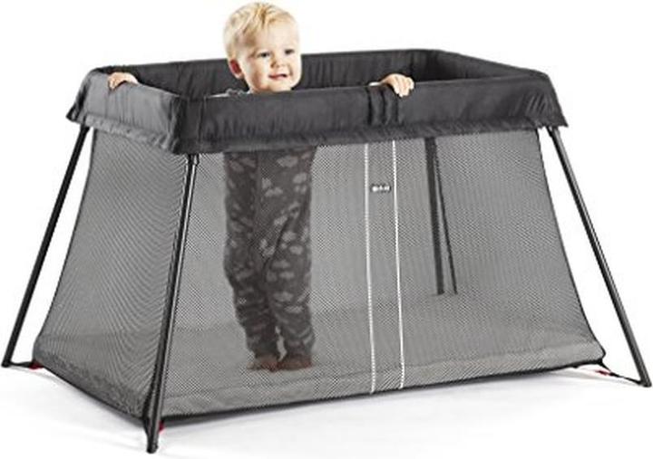 Actual product image BabyBjörn Travel Crib Light with fitted sheet (60 x 105 cm)