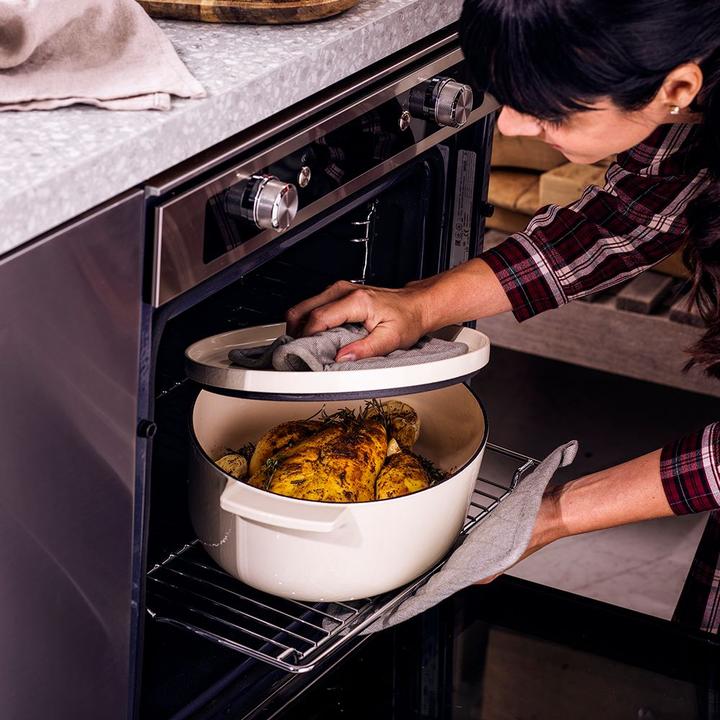 Produktbild KitchenAid braadpan 30cm - gemailleerd gietijzer - amandel wit - ovaal (30 cm, Bräter + Schmortopf, Gusseisen)