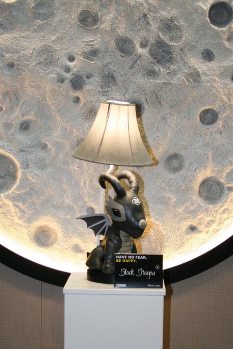 Produktbild Happy Lamps Black Dragon der Drache, LED Tischleuchte, handgefertigt (450 lm)