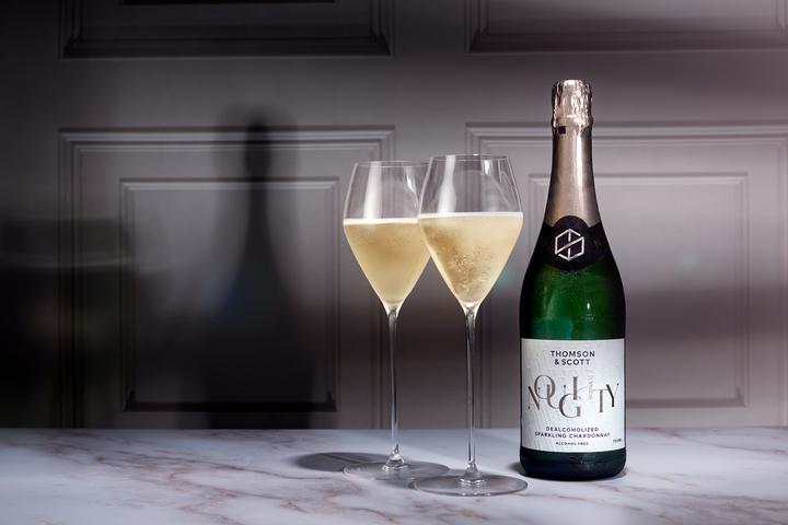 Produktbild Thomson & Scott Noughty Organic Sparkling Chardonnay (1 x 75 cl)