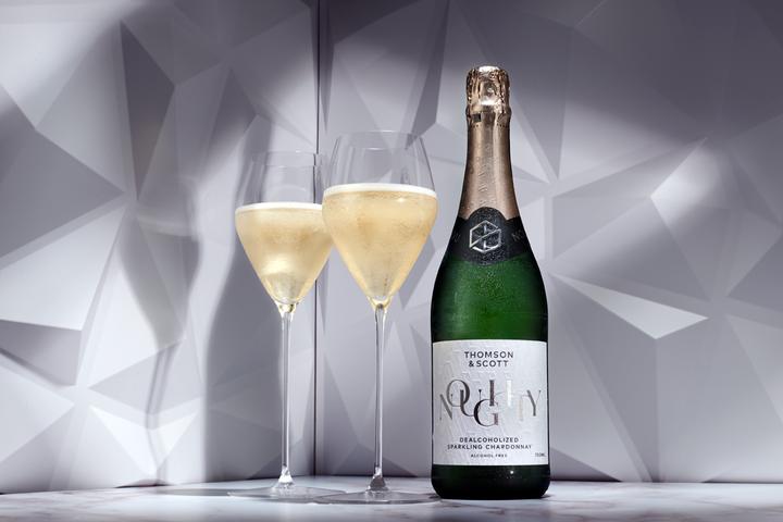 Produktbild Thomson & Scott Noughty Organic Sparkling Chardonnay (1 x 75 cl)