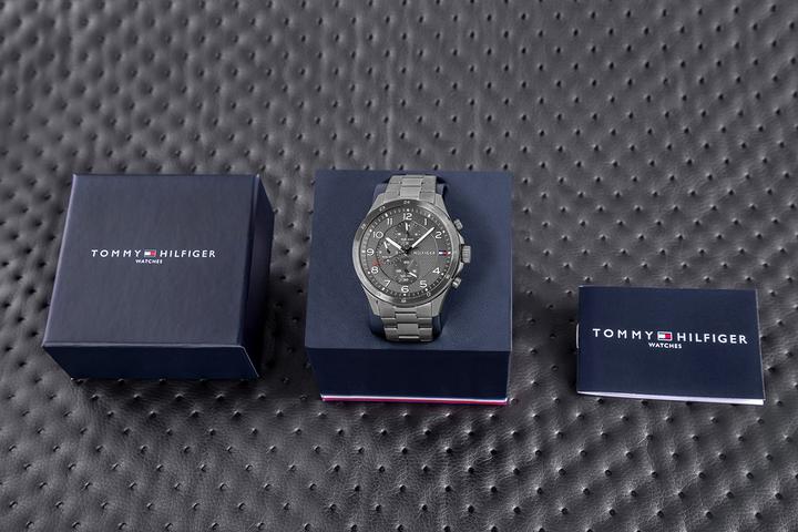 Actual product image Tommy Hilfiger Axel 1792008 (Chronograph, 45 mm)