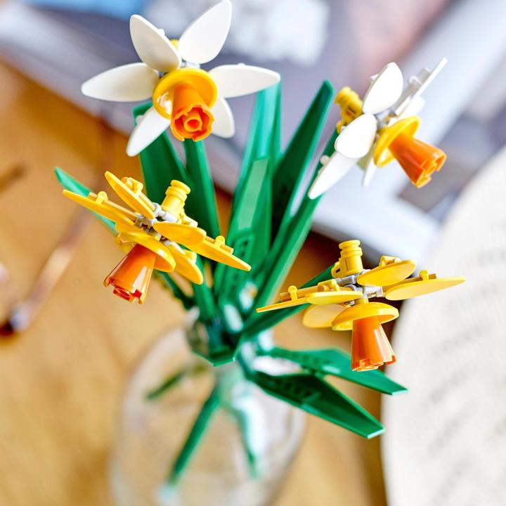 Actual product image LEGO Daffodils (40747, LEGO Iconic)