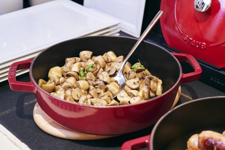 Actual product image Staub Schmorpfanne Chistera 24cm, Kirsch-Rot, Gusseisen (24 cm, Casserole + Stewpot, Cast iron)