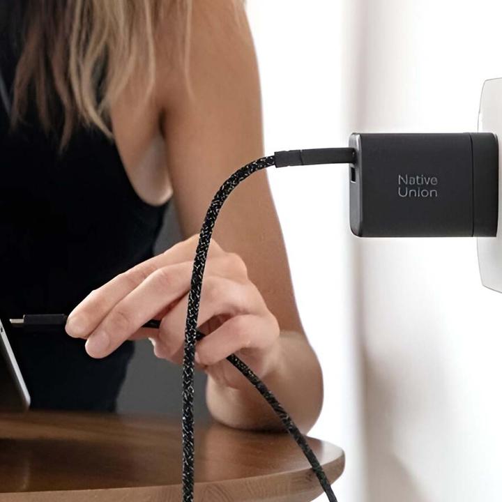 Actual product image Native Union Fast GaN Charger Schnellladegerät schwarz / 1x USB-C / 1x USB-A / 45W (45 W, 2 ports)