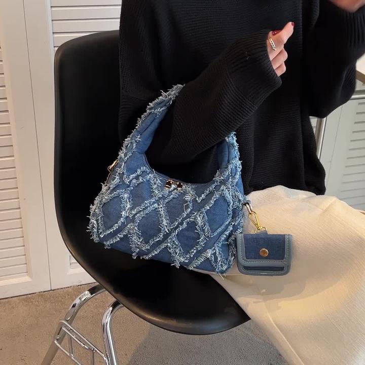 Image du produit Only-Bags.Store Umhängetasche aus Denim mit Rautenmuster und Fransendetail - Stylische Halbmond-Achselhöhlentasche