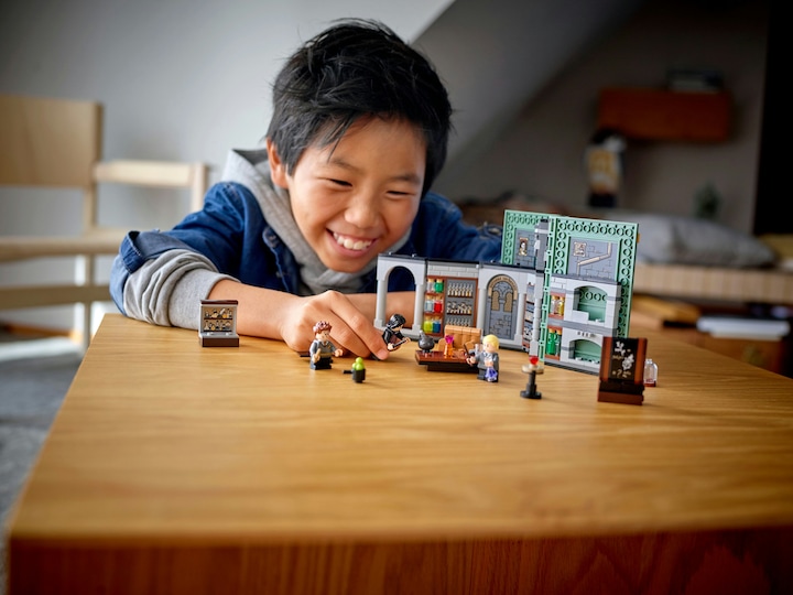 Actual product image LEGO Hogwarts Moment: Potions Class (76383, LEGO Harry Potter, LEGO Rare Sets)