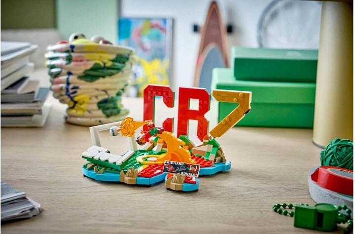 Actual product image LEGO Cristiano Ronaldo - Football highlights (43012, LEGO Editions)