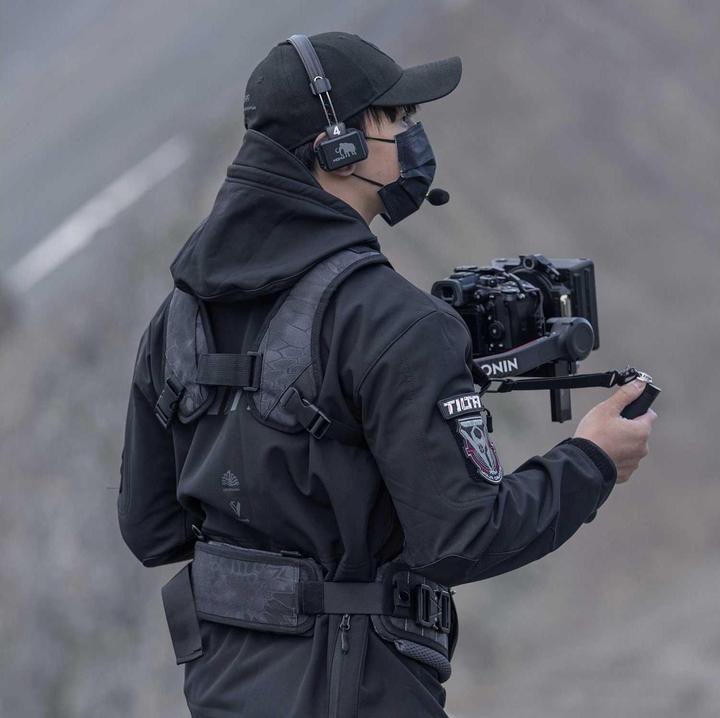 Immagine prodotto Tilta Sistema di supporto gimbal leggero a doppia impugnatura (Maniglia cardanica)