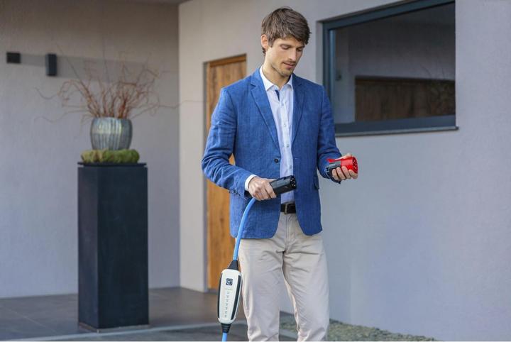 Image du produit NRGkick Kick 32A 5 m Set GSM optimal, adaptateur et sac inclus (Type 2, 22 kW, 32 A, CEE32 rouge, CEI 23, CEE 32)
