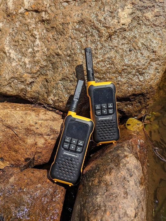 Produktbild Dynascan PMR PNI F-15 tragbares Radio, 446 MHz, 0,5 W, 16 CH, wasserdicht IP67, Set mit 2 Stück (12 km)