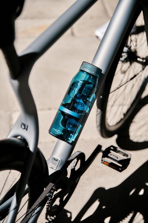 Actual product image Fidlock Twist Bottle 700 Life + Bike Base clear dark blue (0.70 l)