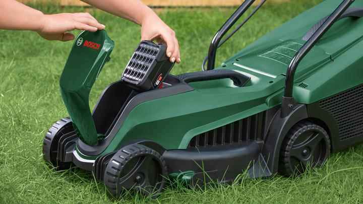 Produktbild Bosch Home & Garden EasyMower 18V-32-200 (1x4,0Ah) + EasyGrassCut 18V-26 (Baretool) (Akkubetrieb)