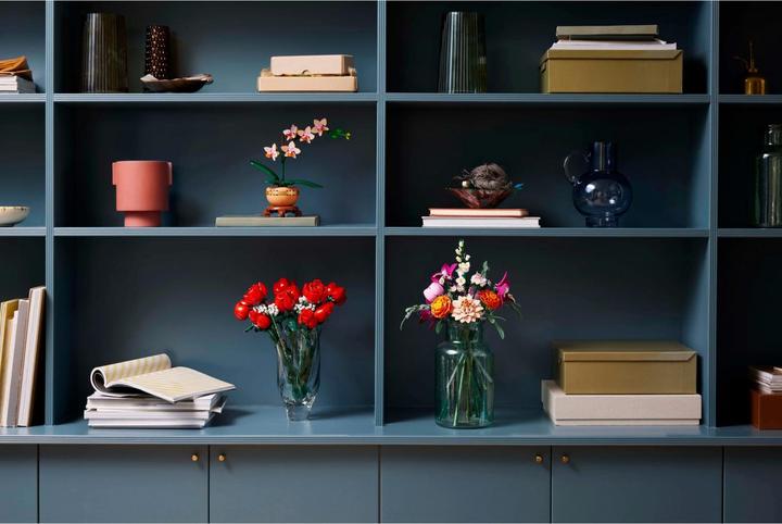 Image du produit LEGO Schöner Rosafarbener Blumenstrauss (10342, LEGO Icons, LEGO Botanical)