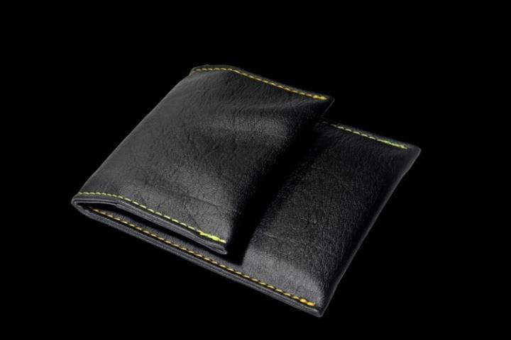 Noir avec coutures jaunes