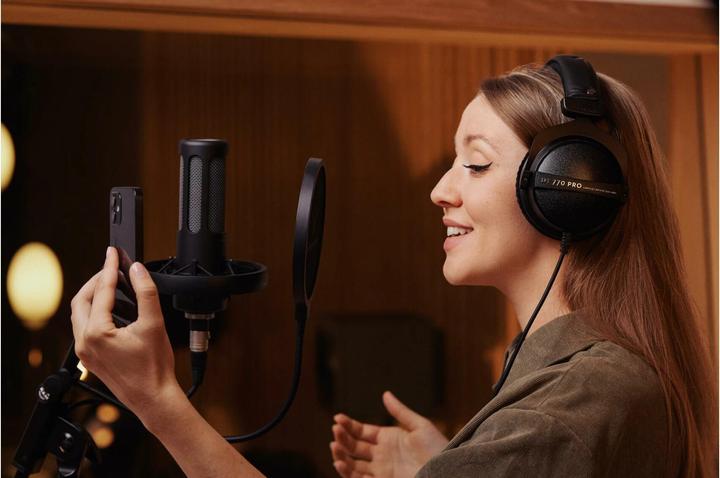 Actual product image Beyerdynamic DT 770 Pro Black Limited Edition (No noise cancelling, Cable)