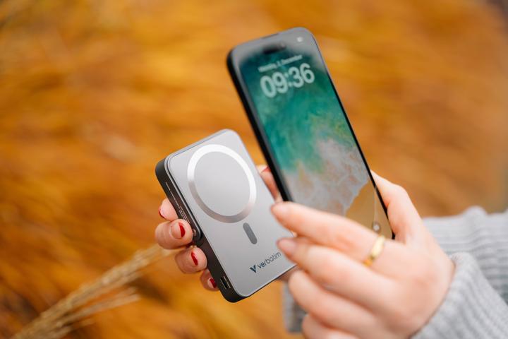 Actual product image Verbatim Charge ‘n’ Go Power Bank with Stand Magnetic Wireless 10000mAh - Blue (10000 mAh, 20 W, 37 Wh)