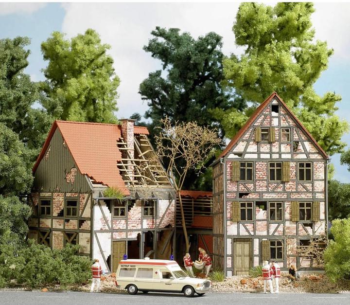 Produktbild Busch H0 Verfallenes Fachwerkhaus