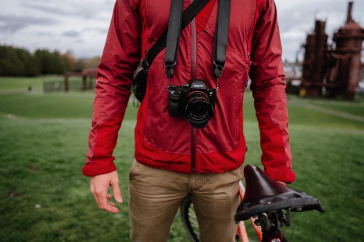 Actual product image Peak Design slide lite (Neck belt, Shoulder strap)