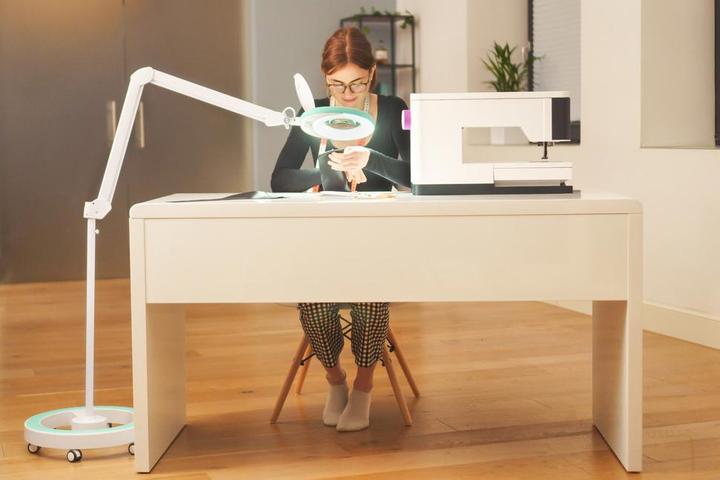 Actual product image Lumeno LED magnifying lamp 721X-MKIII, incl. rolling stand 6159, 8 diopters, green (910 lm)