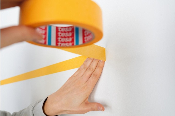 Produktbild tesa Malerkrepp Perfect+, Abdeckklebeband für präzises Abkleben im Innenbereich (30 mm)