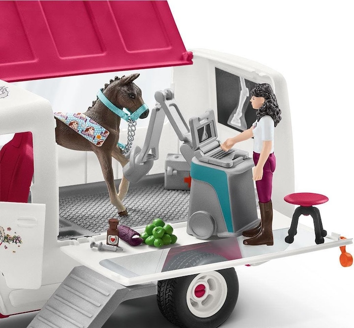 Actual product image Schleich Mobile veterinarian with Hanoverian foal