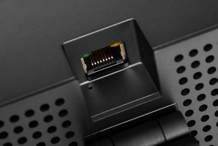 Image du produit Huddly L1 avec adaptateur USB. Support de montage mural & câble Ethernet de 2m