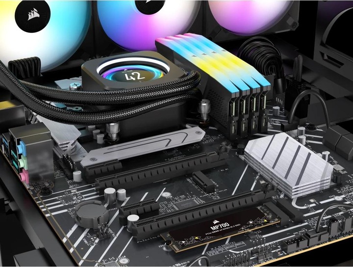 Actual product image Corsair MP700 (2000 GB, M.2 2280)