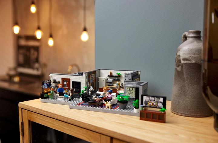 Produktbild LEGO Queer Eye - The Fab 5 Loftas (10291) (10291, LEGO Creator Expert, LEGO Seltene Sets)