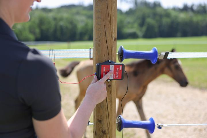 Produktbild Kerbl AKO Smart Satellite 2.0 Zaunprüfer (Weidezaunprüfer, Steuerung per App)