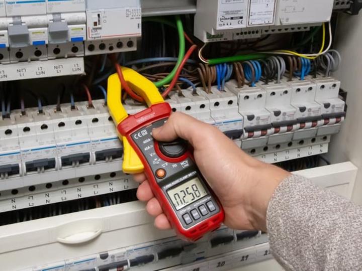 Produktbild Velleman DIGITALE STROMZANGE - CAT III - 600 V - AC/DC - NCV - MIT DATA-HOLD-FUNKTION (CAT III 600V)