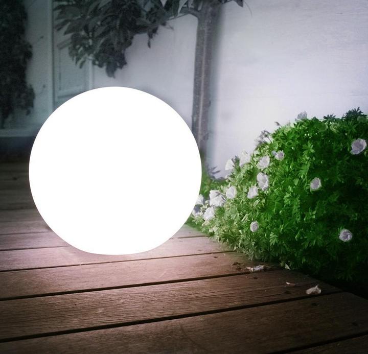Productafbeelding Greenblue Buiten LED zonnebol op witte voet 20x20x53cm GroenBlauw GB123 (IP44)