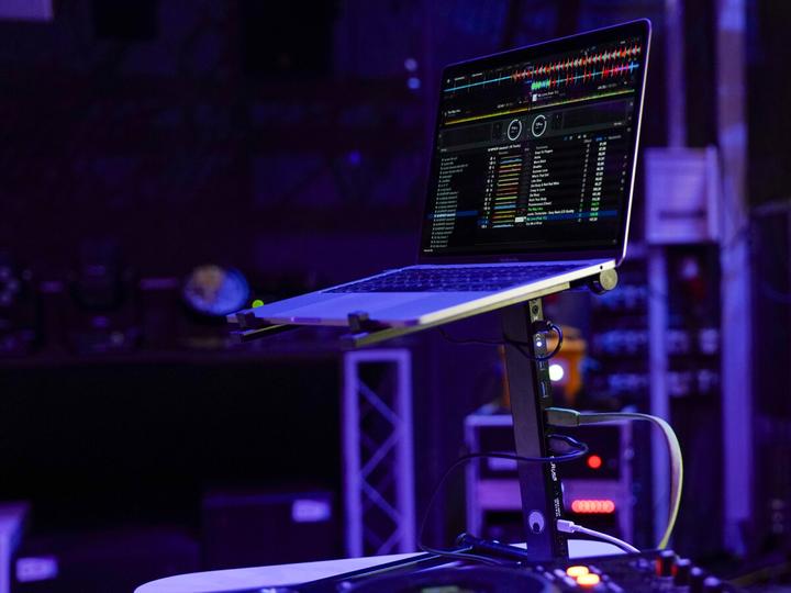 Immagine prodotto Omnitronic Supporto per laptop SLR-USB, con hub USB