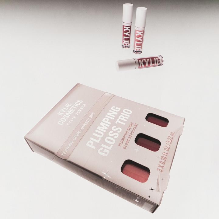 Immagine prodotto Kylie Jenner Lip Gloss (Tentazione di rosa 3,22 ml, Guai Rosa 3,22 ml, Bacio ai frutti di bosco 3,22 ml)