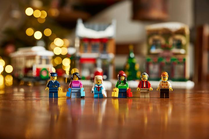 Image du produit LEGO La rue principale décorée pour Noël (10308, LEGO difficiles à trouver)