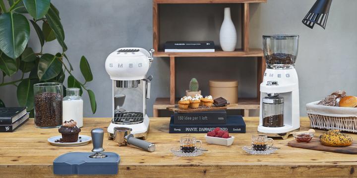 Immagine prodotto Smeg CGF11PBEU stile anni '50, corpo in alluminio pressofuso, laccato, blu pastello