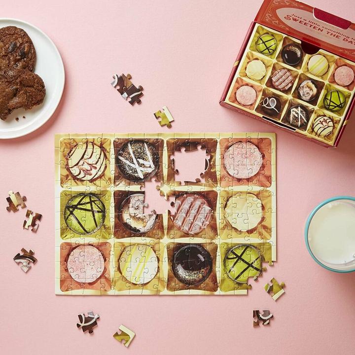 Produktbild Abrams & Chronicle A Little Something Chocolate: 150-Piece Mini Puzzle (150 Teile)