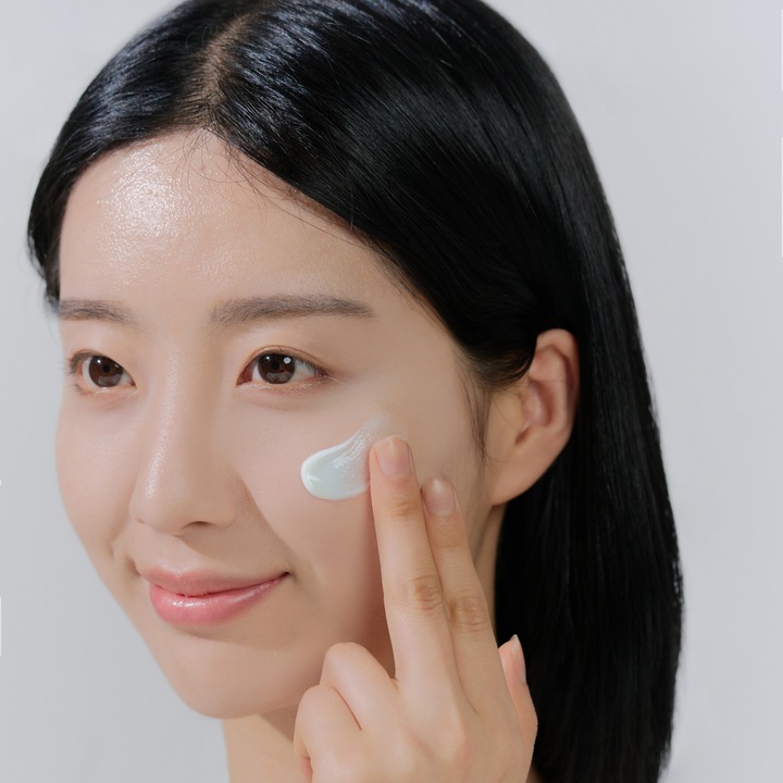 Image du produit Skin1004 Madagascar Centella Hyalu-Cica Sérum solaire Water-Fit (Crème solaire, SPF 50+, 50 ml, 50 g)