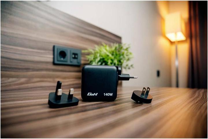 Actual product image Verbatim Mini GaN Charger 4 Port 140W w Display (EU/UK/US) (140 W, 4 ports)