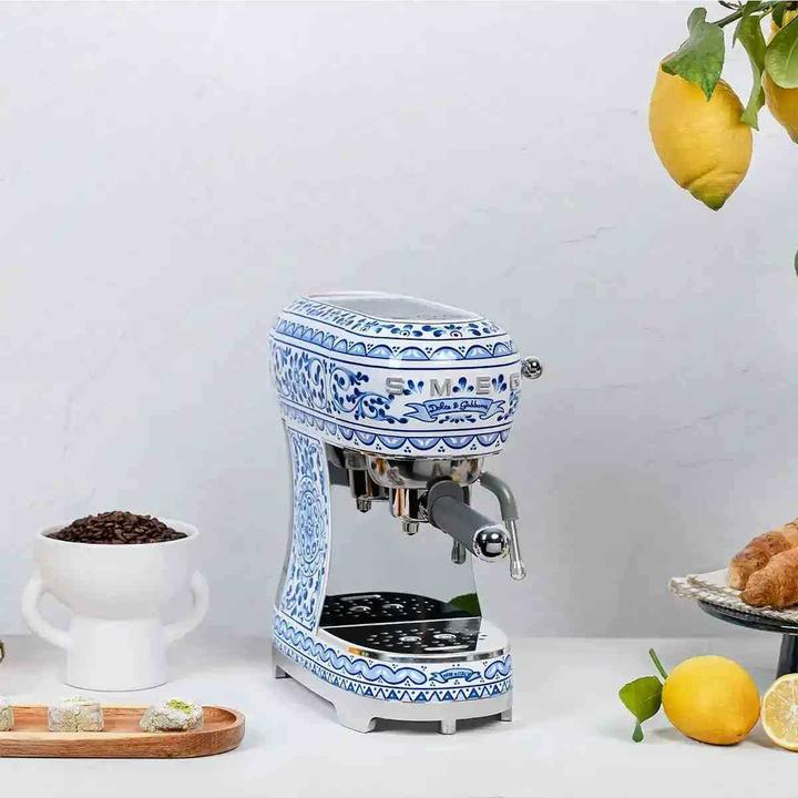 Actual product image Smeg Dolce & Gabbana Espressomachine ECF02DGBEU