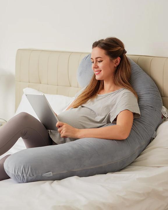 Produktbild Momcozy F-förmiges Stillkissen Samt GRA (148 cm)