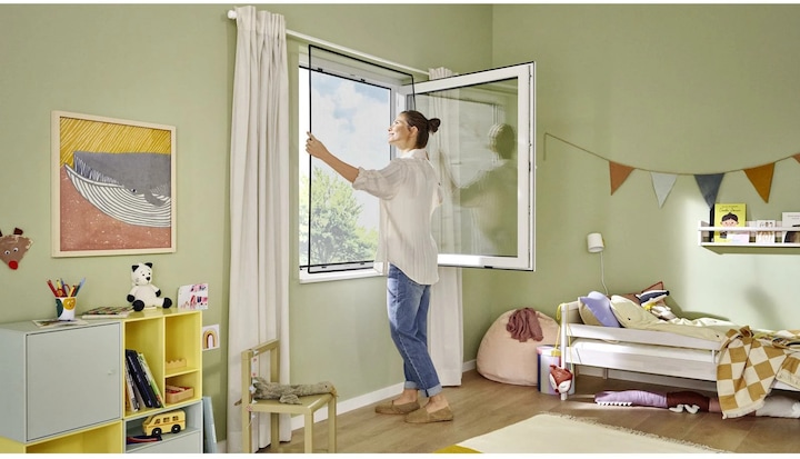 Produktbild tesa CLIP-ON Insektenschutz mit Anklipsrahmen für Fenster, zuschneidbarer Rahmen, ohne Bohren (100 x 120 cm)