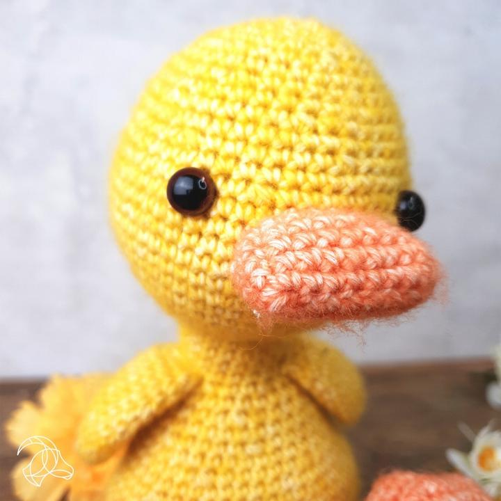 Immagine prodotto Hardicraft Häckelset Ente Abby, ca. 25 cm, Garn, Sicherheitsaugen, Füllwatte, Anleitung