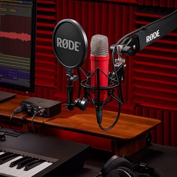 Produktbild RØDE NT1 Signature Red Studio-Mikrofon Rot mit PSA1 W PLUS Gelenkarm Weiss
