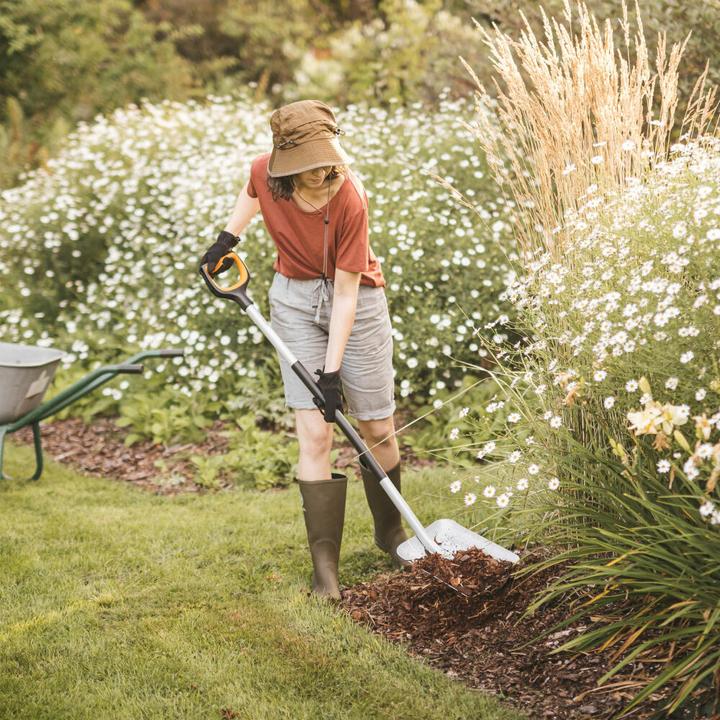 Immagine prodotto Fiskars Pala per sollevare e spostare materiale sfuso e neve, Lunghezza: 130 cm, Borsta rinforzato