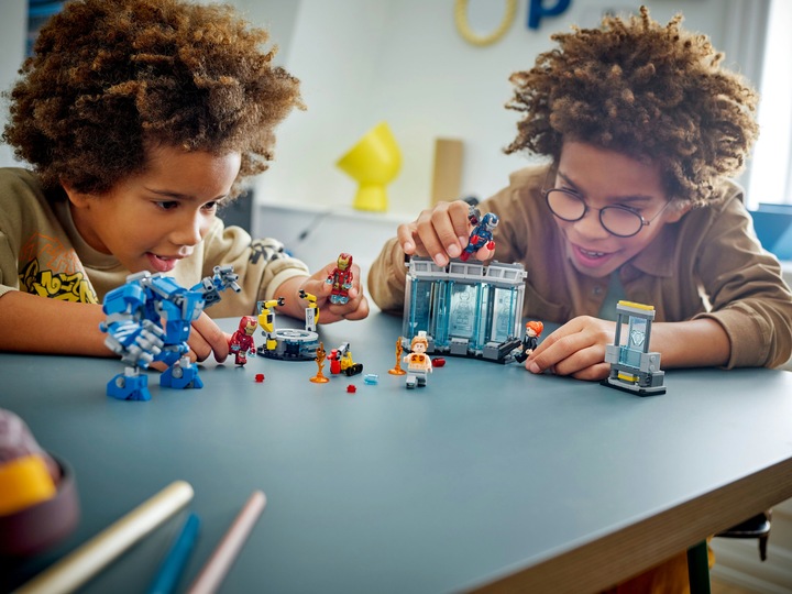 Image du produit LEGO Le laboratoire d'Iron Man : la salle des armures (76315, LEGO Super Mario)
