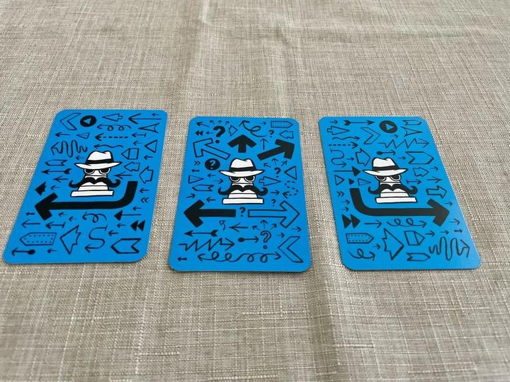 Produktbild Ravensburger 24685 That's not a hat - Incognito - Partyspiel, Kartenspiel für 3-8 Personen (Deutsch, Italienisch, Niederländisch, Französisch)