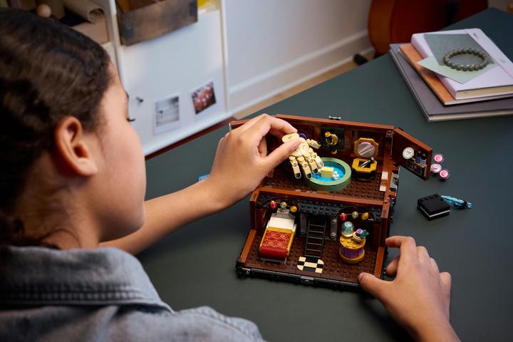 Actual product image LEGO The flat of the ice-cold hand (76785, LEGO Wednesday)